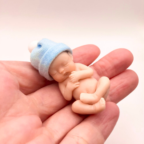 ポンポン付き帽子のミニチュアベビー（眠り顔／約4cm）男の子 その他