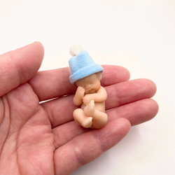 樹脂粘土ベビー　ミニチュア　赤ちゃん　ポンポン付き帽子の男の子 1枚目の画像
