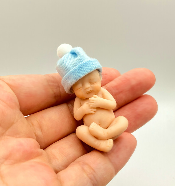 ポンポン付き帽子のミニチュアベビー（眠り顔／約4cm） その他人形