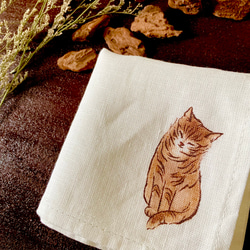 【受注制作】猫の手描きリネンハンカチオフホワイト『キジトラ猫のねこきじさん。おねむ編、かしげる編』 3枚目の画像