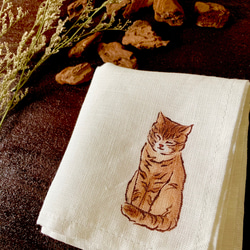 【受注制作】猫の手描きリネンハンカチオフホワイト『キジトラ猫のねこきじさん。おねむ編、かしげる編』 2枚目の画像