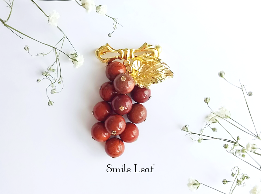 レッドジャスパーの葡萄ブローチ
