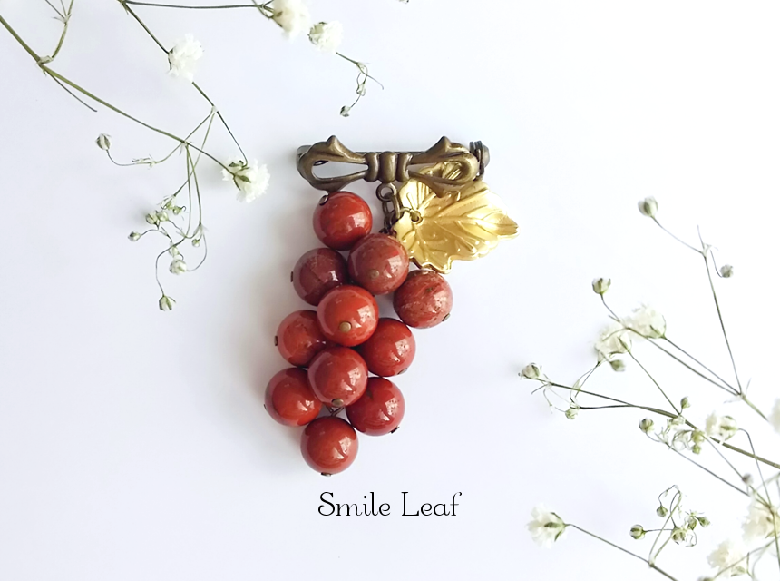 レッドジャスパーの葡萄ブローチ