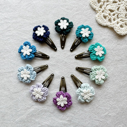選べる10色！手編みお花のパッチンピン　寒色系 1枚目の画像