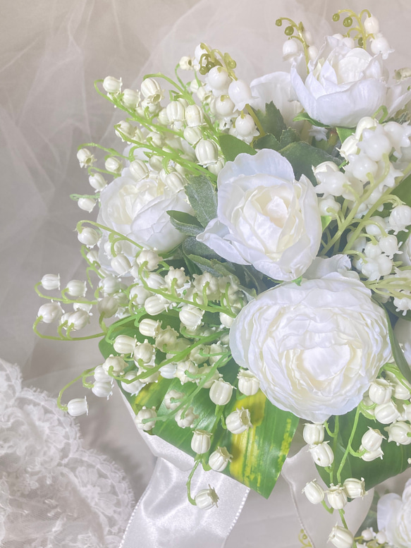 【幸せが訪れる!の花言葉。すずらん& 純白のラナンキュラスのウェディングブーケ】花言葉は『幸せが訪れる！純粋』 5枚目の画像