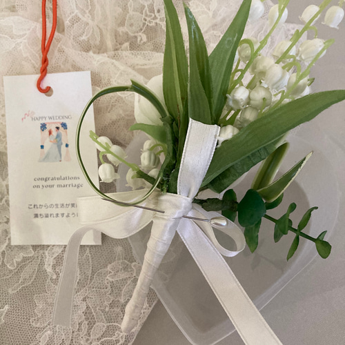 幸せが訪れる!の花言葉。すずらん& 純白のラナンキュラスの 幸せが訪れる!の花言葉。すずらん& 純白のラナンキュラスの