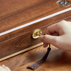 木製 天然オイル仕上げ アクセサリーボックス 間仕切り イヤリング 指輪収納 鍵付きアクセサリーケース 4枚目の画像