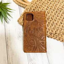 花柄　手帳型　レザークラフト 本革　コンチョ　ブラウン　スマホケース iPhoneケース　型押し 5枚目の画像