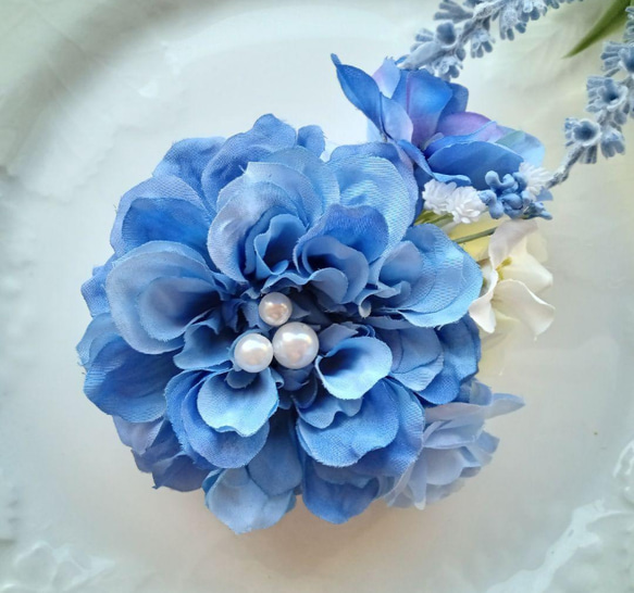 ロイヤルブルーのダリアとバラに白のバラとブロッサムの親子コサージュ 3枚目の画像