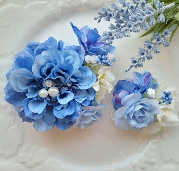 ロイヤルブルーのダリアとバラに白のバラとブロッサムの親子コサージュ 1枚目の画像