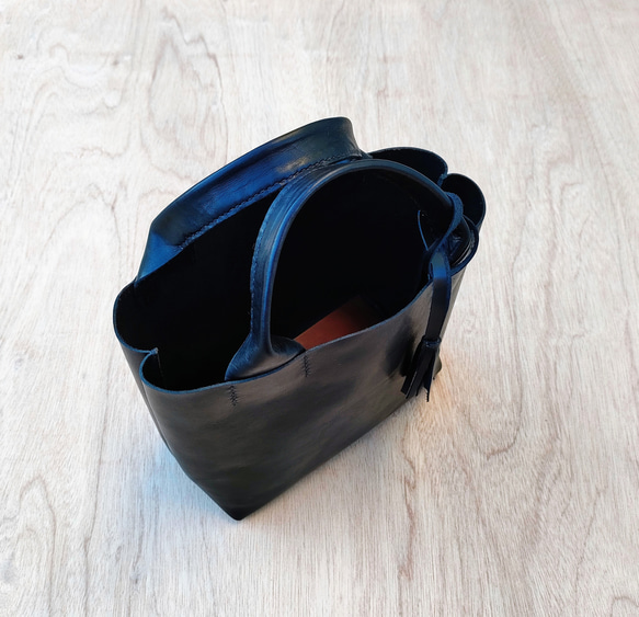 【シュリンクレザー】手縫いのミニトートバッグ（コンパクト/シンプル/メンズ/レディース/ミニバッグ/プレゼント）ブラック 13枚目の画像