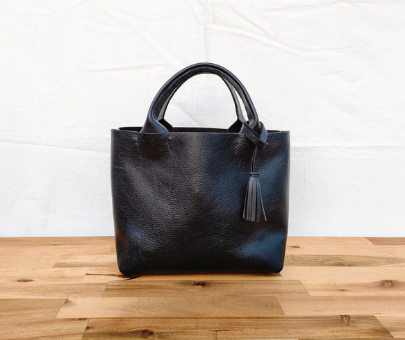 【シュリンクレザー】手縫いのミニトートバッグ（コンパクト/シンプル/メンズ/レディース/ミニバッグ/プレゼント）ブラック 2枚目の画像