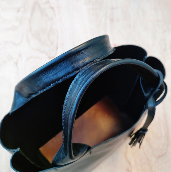 【シュリンクレザー】手縫いのミニトートバッグ（コンパクト/シンプル/メンズ/レディース/ミニバッグ/プレゼント）ブラック 14枚目の画像