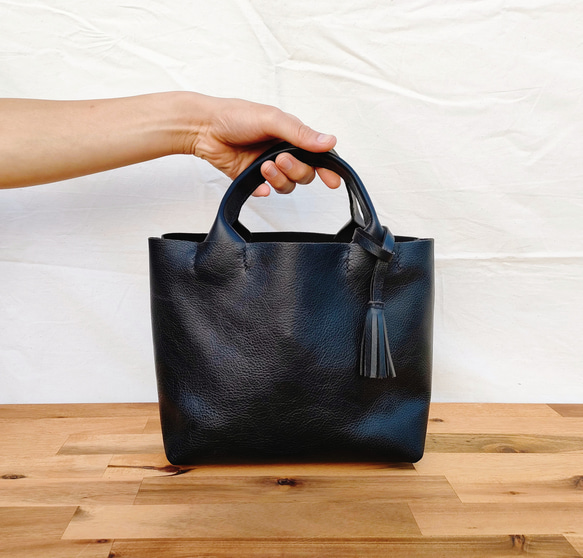 【シュリンクレザー】手縫いのミニトートバッグ（コンパクト/シンプル/メンズ/レディース/ミニバッグ/プレゼント）ブラック 3枚目の画像