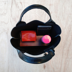 【シュリンクレザー】手縫いのミニトートバッグ（コンパクト/シンプル/メンズ/レディース/ミニバッグ/プレゼント）ブラック 15枚目の画像