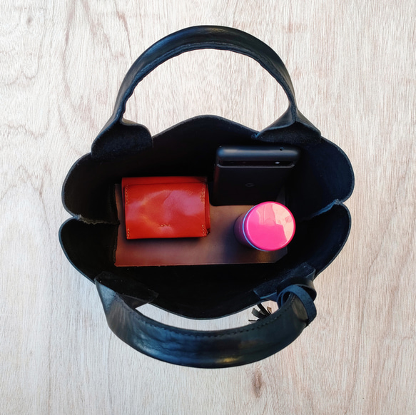 【シュリンクレザー】手縫いのミニトートバッグ（コンパクト/シンプル/メンズ/レディース/ミニバッグ/プレゼント）ブラック 15枚目の画像