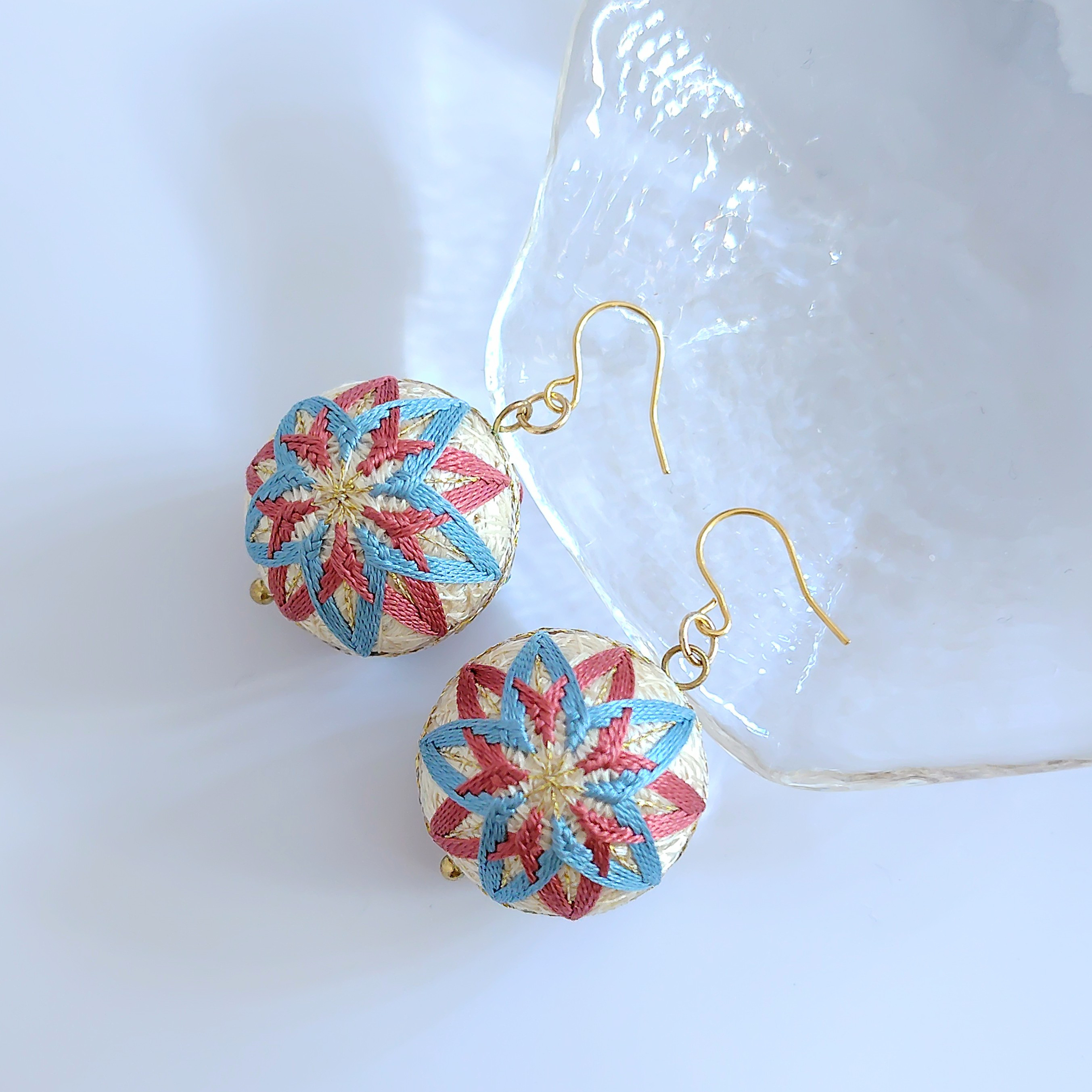 青陽 手まりフックピアス Doppel[星重なり] - 青 × 赤