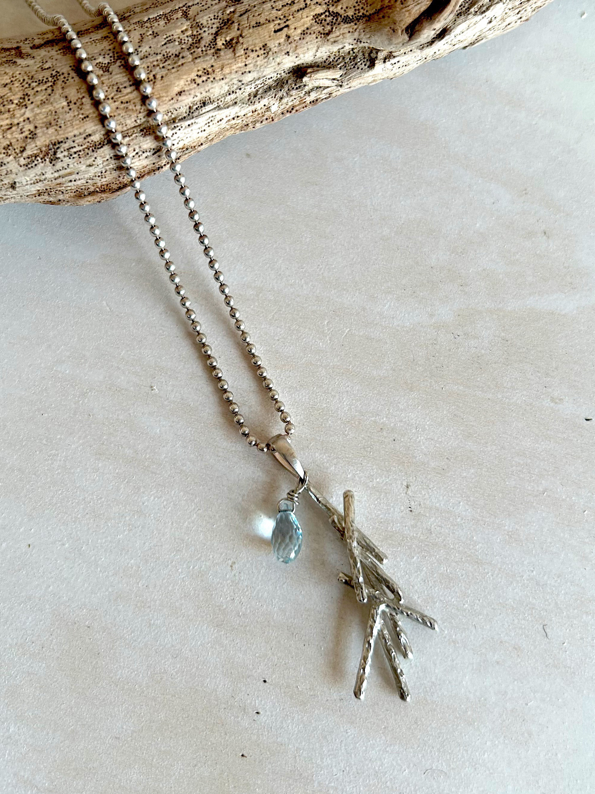 スカイブルートパーズ&シルバーネックレス