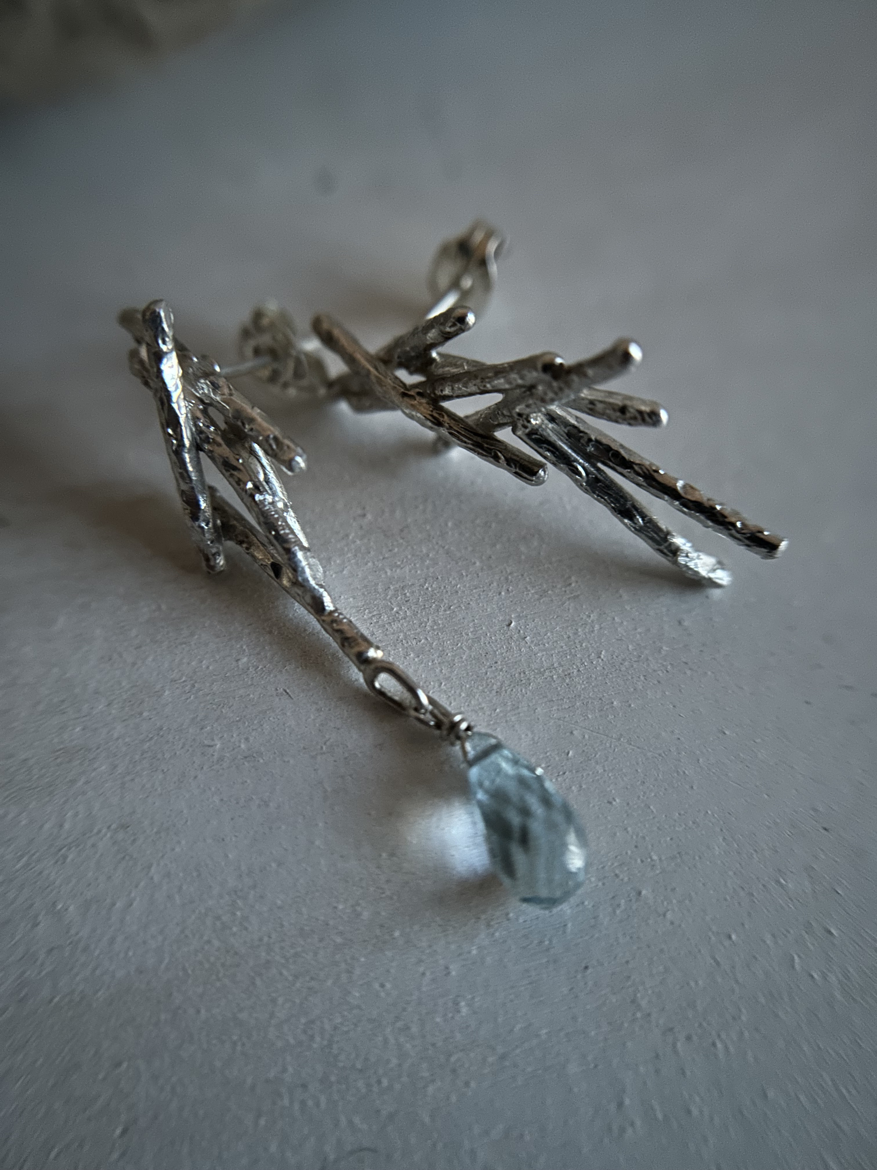 スカイブルートパーズ&シルバーアシンメトリーピアス