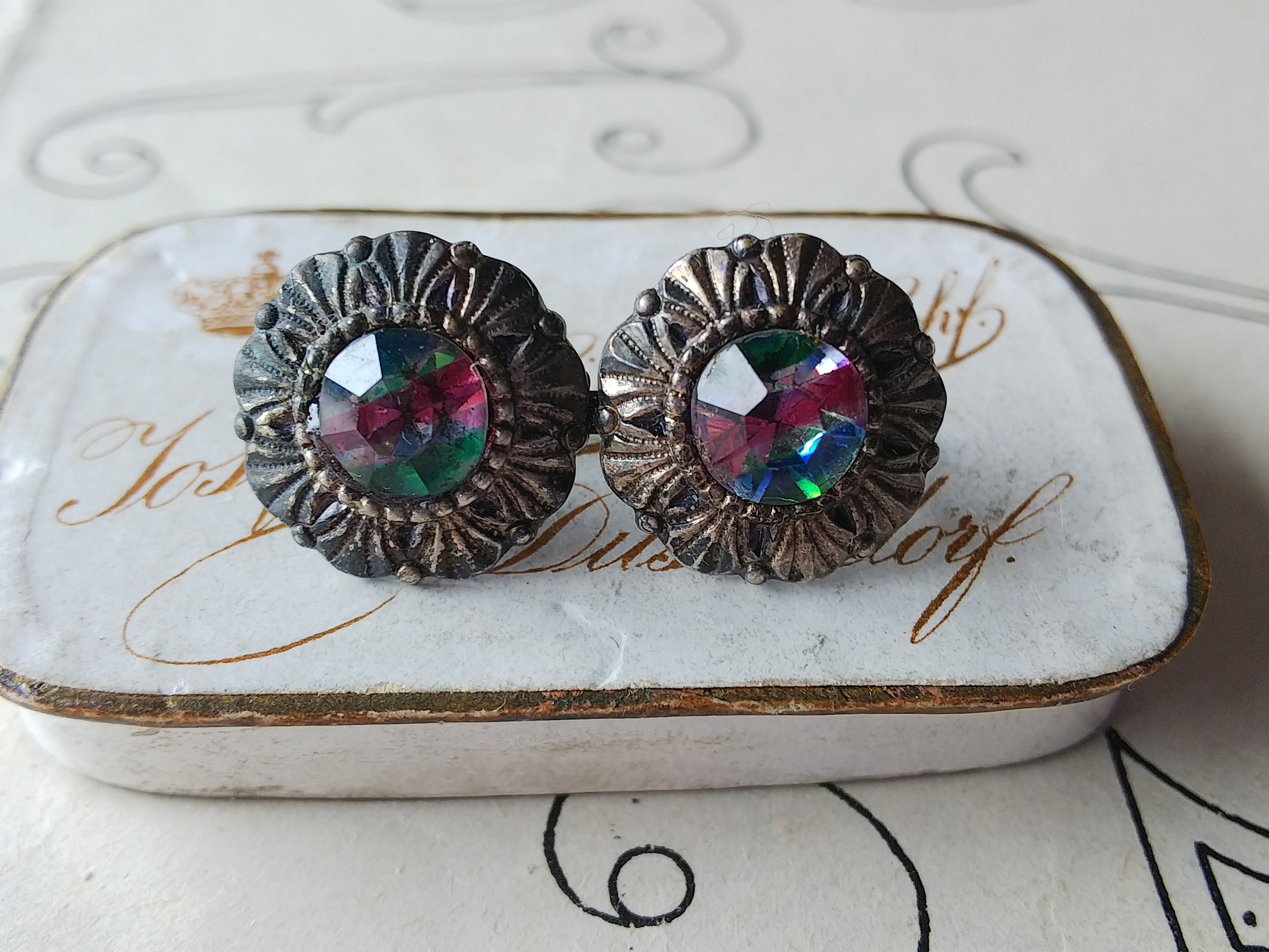 ヴィンテージ　アイリスGlass（約7㎜×2粒）アンティークSilverブローチ