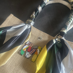 イニシャルオーダー可能❤️ビーズイニシャル刺繍とデッドストックスカーフのマイジュートバッグＡ4♪カゴバッグエコバッグ 3枚目の画像
