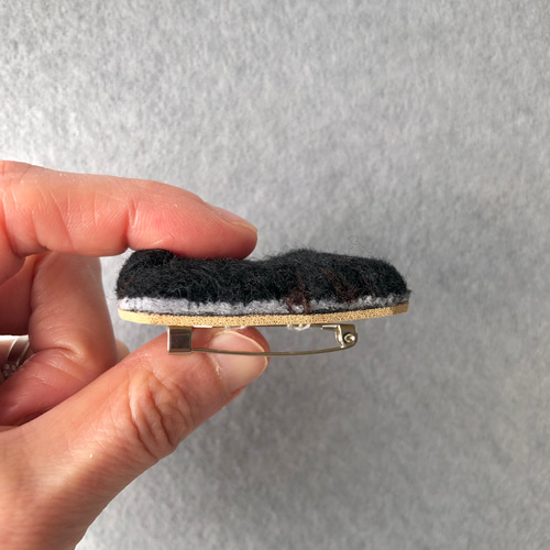 受注生産】黒パグちゃんの後ろ姿ブローチ.B ブローチ イネムリウサギ