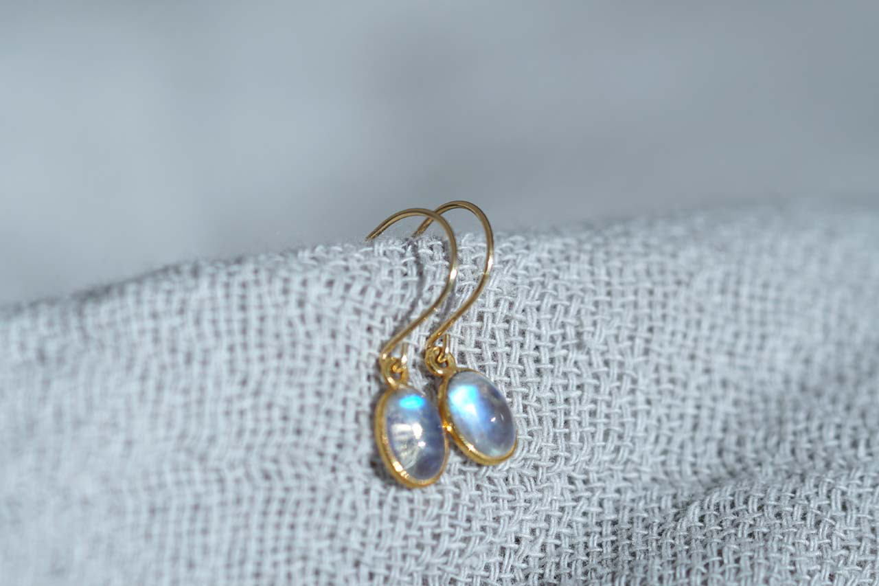【送料無料】K18 レインボームーンストーン オーバルシェイプ フックピアス