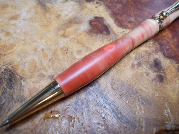 ボックスエルダーメイプルの天然の迷彩ピンクカラーのフリクションスリム ボールペン(ジェットストリームＳＸＲ細軸使用可)　 1枚目の画像