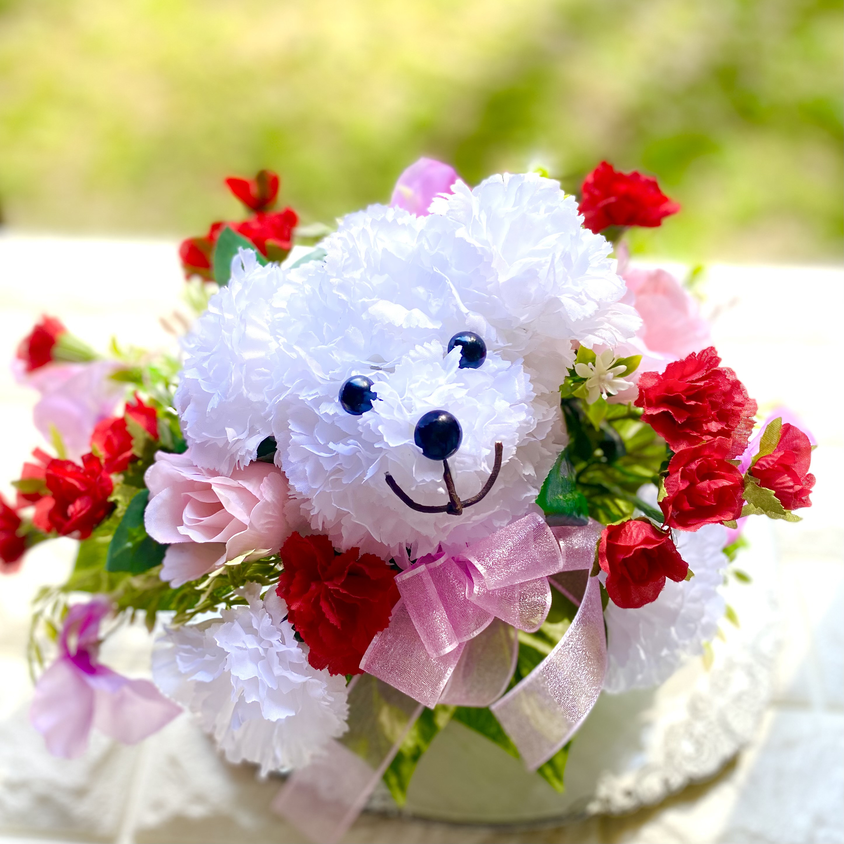 ワンちゃんのアレンジメント　カーネーション　アーティフィシャルフラワー　プレゼント　フラワーギフト　犬　お供え