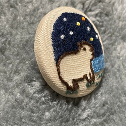 夜空を見上げるカピバラ（くるみボタンの刺繍ブローチ） 4枚目の画像