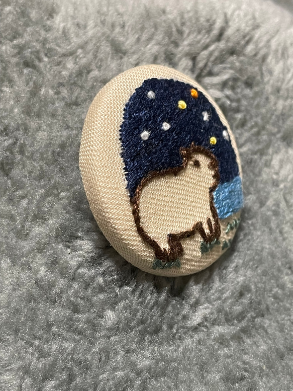 夜空を見上げるカピバラ（くるみボタンの刺繍ブローチ） 4枚目の画像