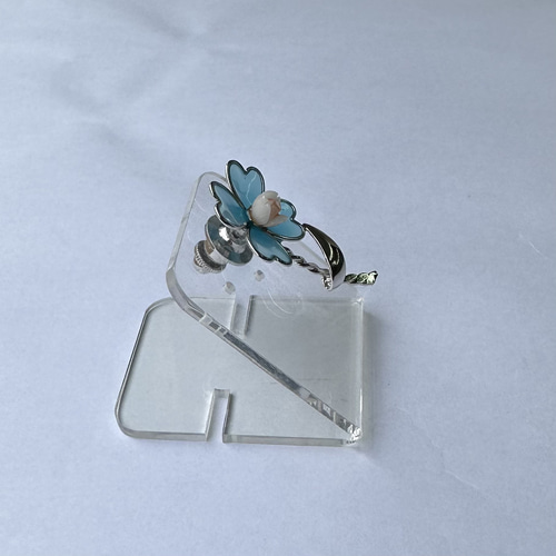 珊瑚のお花付き 幸せの四つ葉のクローバー ピンタック・タックブローチ