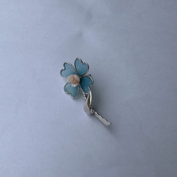 珊瑚のお花付き　幸せの四つ葉のクローバー　ピンタック・タックブローチ　ブルー　R50402Y1 16枚目の画像