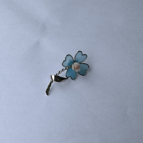 珊瑚のお花付き 幸せの四つ葉のクローバー ピンタック・タックブローチ