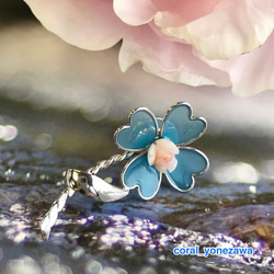 珊瑚のお花付き　幸せの四つ葉のクローバー　ピンタック・タックブローチ　ブルー　R50402Y1 20枚目の画像