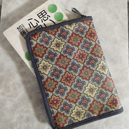 ファスナーで開閉するブックカバー（ラミネート） 単行本、四六
