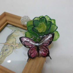 ミニフレームにレジンの蝶とプラ板の緑のお花を飾って 5枚目の画像