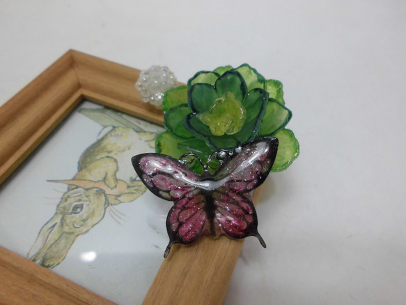 ミニフレームにレジンの蝶とプラ板の緑のお花を飾って 5枚目の画像