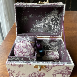 カルトナージュミニ裁縫箱　プラム色の天使が可愛い‼︎  紫色のアンティークビーズもステキです‼︎ 13枚目の画像