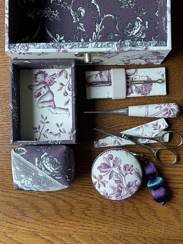 カルトナージュミニ裁縫箱　プラム色の天使が可愛い‼︎  紫色のアンティークビーズもステキです‼︎ 2枚目の画像