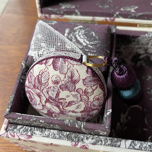 カルトナージュ裁縫箱(中) 天使と薔薇　小物達も可愛い‼️ カルトナージュ裁縫箱(中) 天使と薔薇 小物達も可愛い‼️