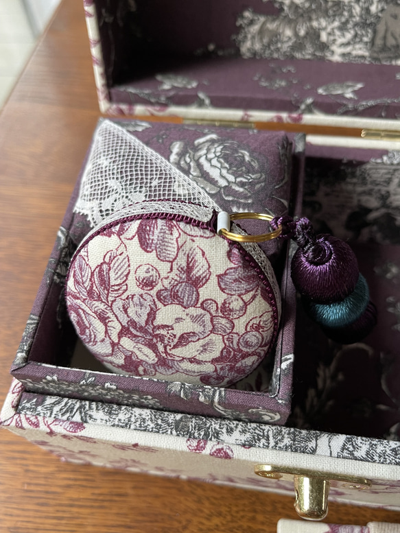 カルトナージュミニ裁縫箱　プラム色の天使が可愛い‼︎  紫色のアンティークビーズもステキです‼︎ 3枚目の画像