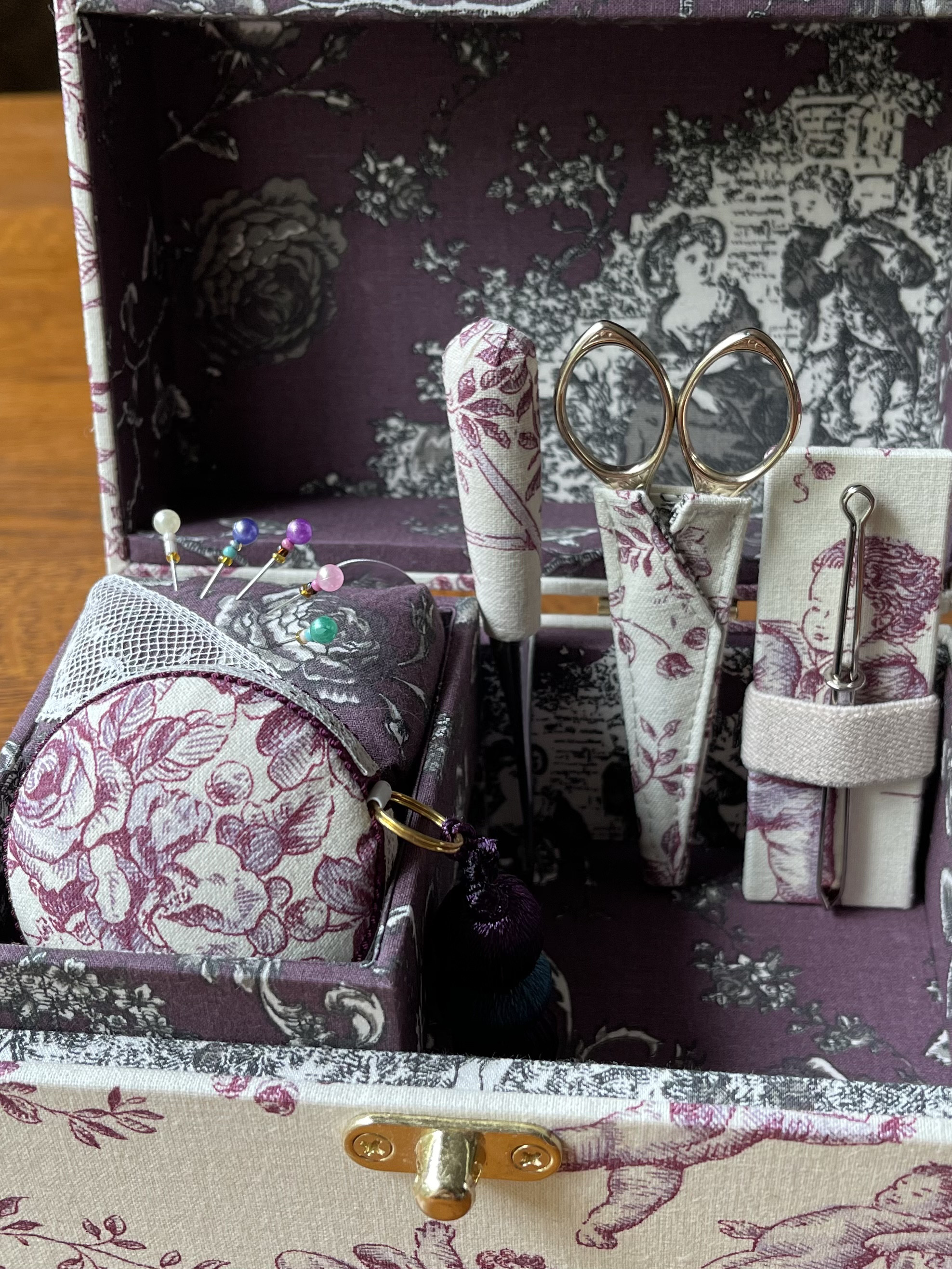 天使と薔薇　小物達も可愛い‼️ カルトナージュ裁縫箱(中)