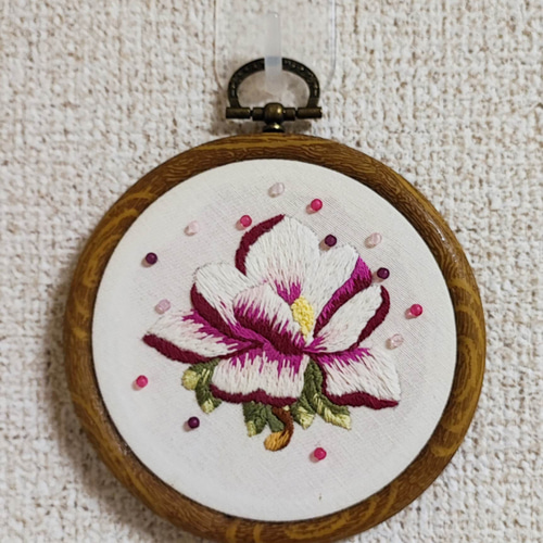 美しく咲き誇るピンクの木蓮の花の刺しゅう枠 タペストリー・壁掛け