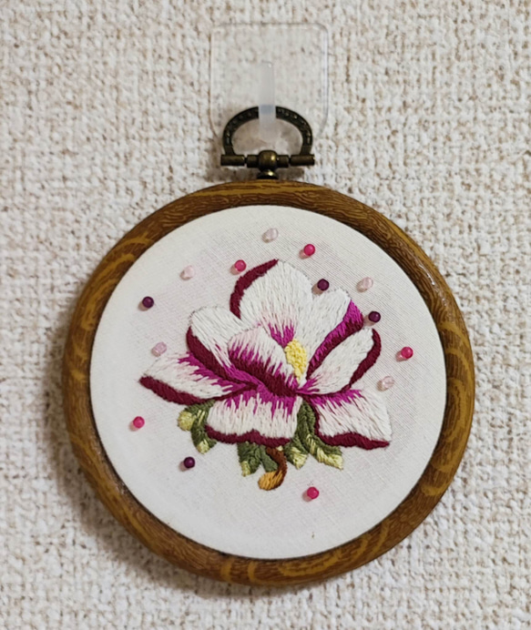 ♡現品限り♡ 可愛い 付箋 お裾分け お花 刺しゅうモチーフ ピンク 美しく咲き誇るピンクの木蓮の花の刺しゅう枠 タペストリー・壁掛け
