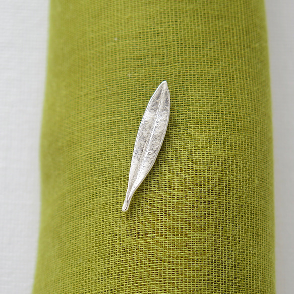 [純銀製]オリーブリーフ・ピンブローチ(2.8cm) 1点物, ミニシルバーケアセット付 1枚目の画像
