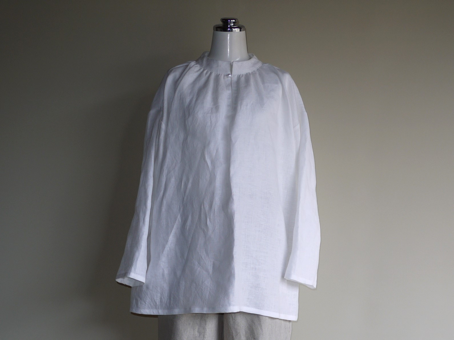 リネン◇ハイネックブラウス　ボタン仕様◇オフホワイト◇フリーサイズ（中厚、リネン100％）