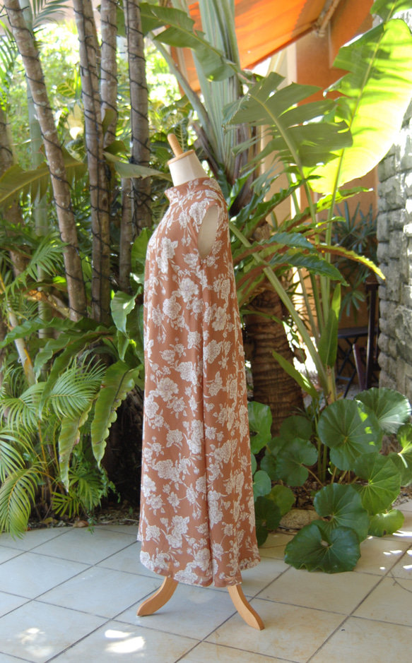 棕色 x 象牙色植物捲領長連身裙（有襯裡） 第10張的照片