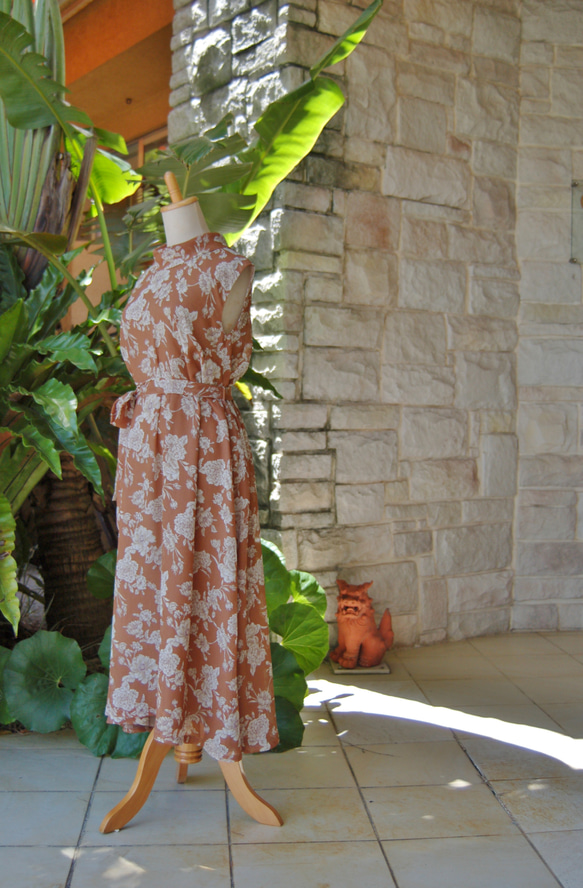 棕色 x 象牙色植物捲領長連身裙（有襯裡） 第15張的照片