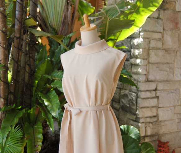 卷領長裙 沙米色 具有高級和服面料般的質感。 第4張的照片